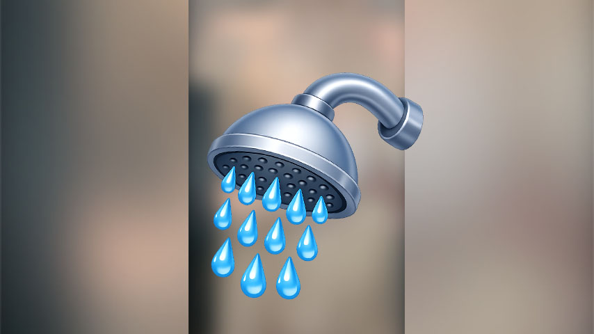 Die unter der dusche fingert.