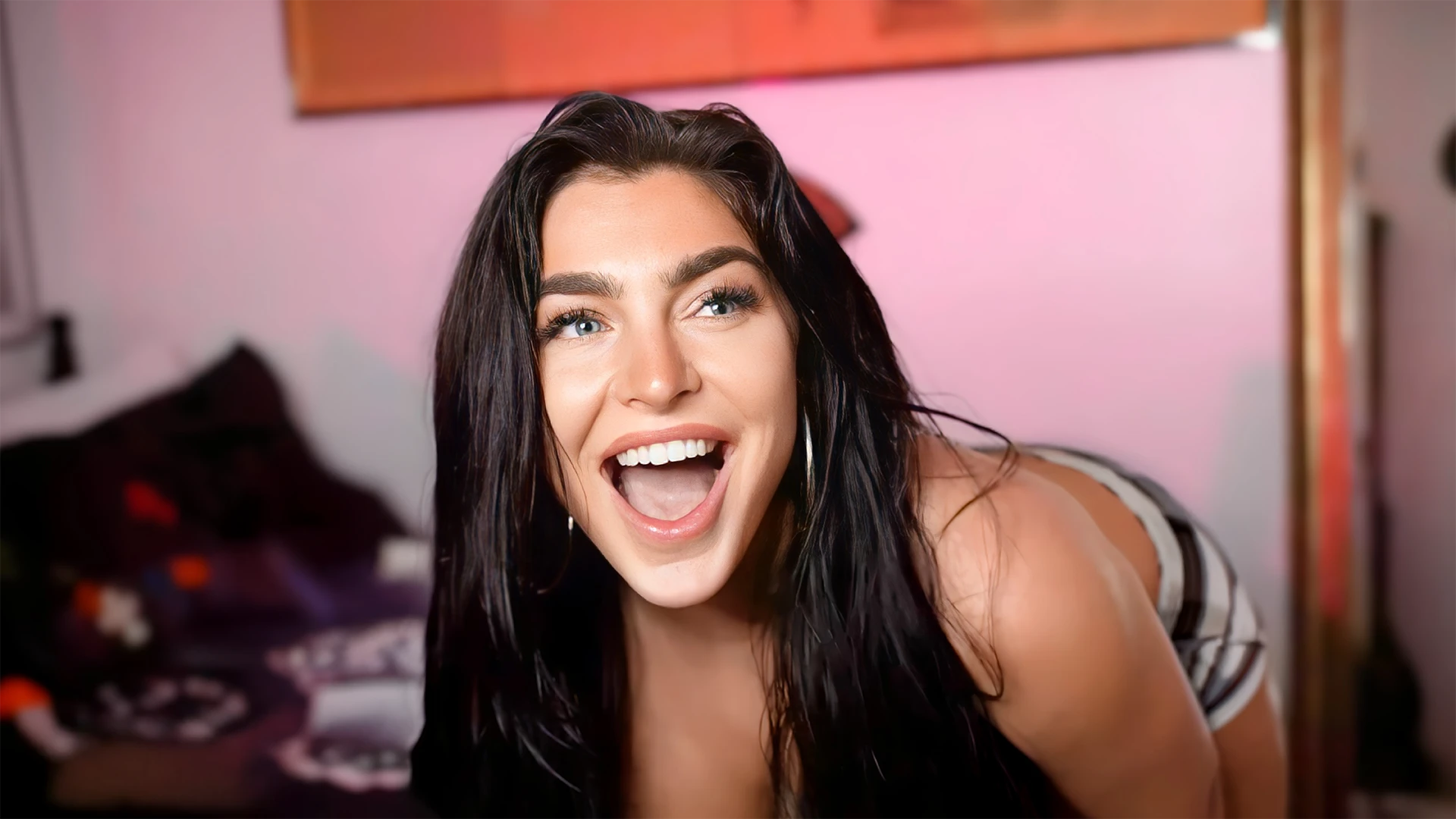 EmjayPlays heizt in Zebra-Print ein