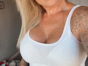 Curvy_Inked_Blondie