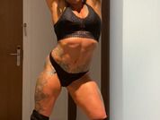 NiceMuscleGirlXZXZ