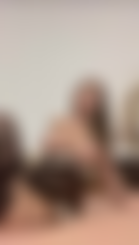 Zeige dir meine perfekte muschi und meine üppigen titten ...