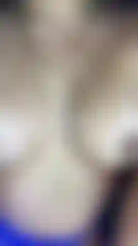 Er explodiert vor lust, wenn er meine masturbation in blauer unterwäsche sieht.