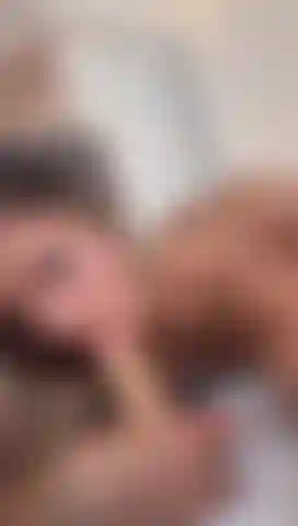 Ein mädchen, das weiß, wie man saugt.