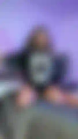 Meine titten und die gitarre passen sehr gut zusammen.