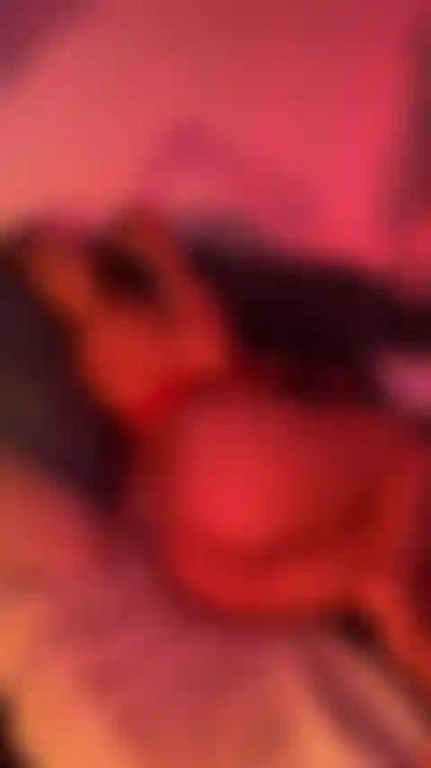 Ich penetriere meine muschi, wenn ich morgens aufwache.