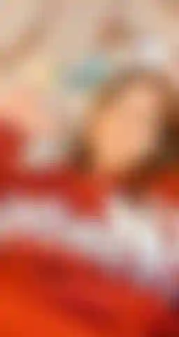 Schau dir meine schönen füße an, während ich meine muschi mit meinen fingern masturbiere. Das wird dich sehr geil machen.