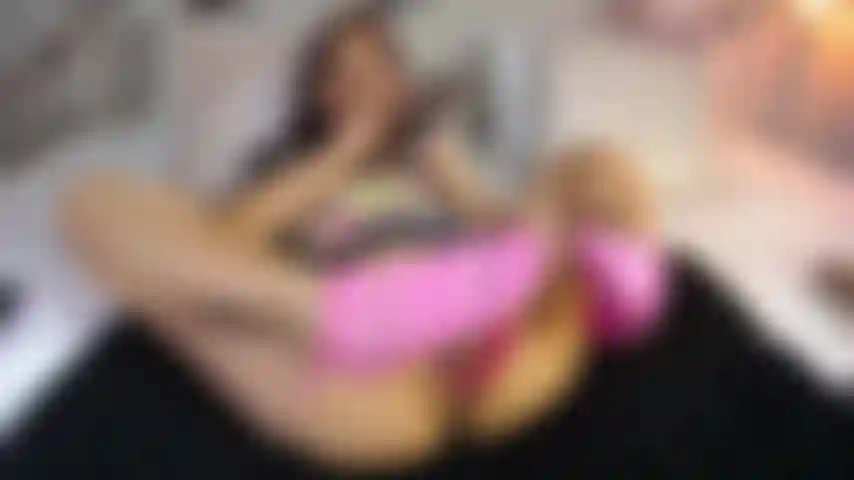 Willst du mit mir spaß haben? Wie köstlich ich an meinem schwarzen dildo lutsche und für dich masturbiere.