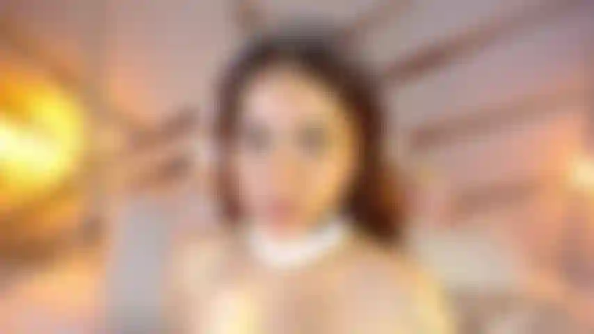 Sieh mir zu, wie ich deinen schwanz lutsche, während ich ihn mit meinem speichel benetze, bis du in meinen mund kommst. Du wirst es lieben, deine milch zu sehen!!