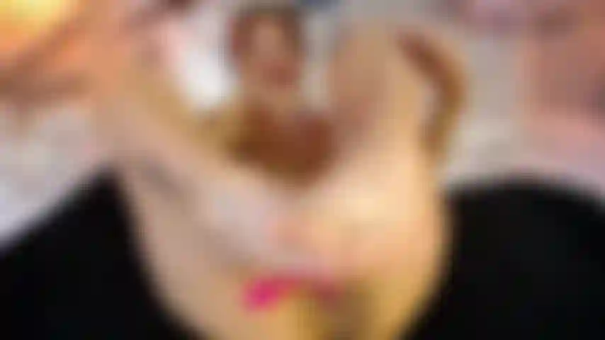 Schau, wie ich meine nasse muschi mit meinen fingern berühre. Es ist so heiß, wie es klingt, und ich stöhne, während du meine schönen füße siehst.