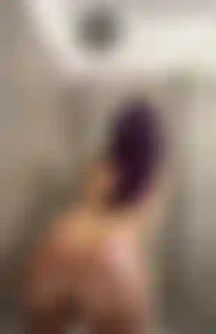 Und drücke meinen eingeölten hintern gegen das duschglas.