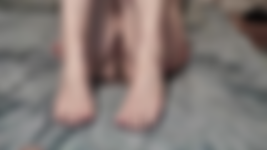 Zeige füße und spiele mit einem dildo.