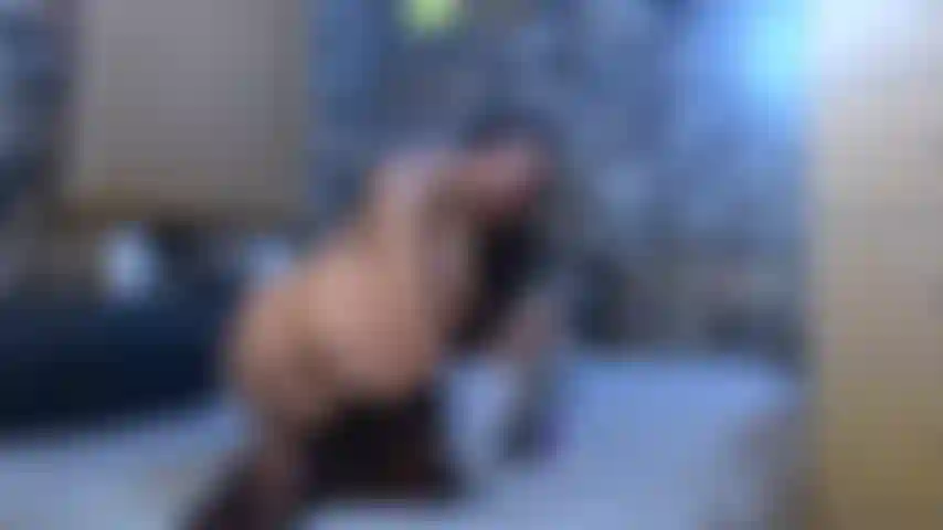 Doggy & ass, die mit meinem lila spielzeug spielt.