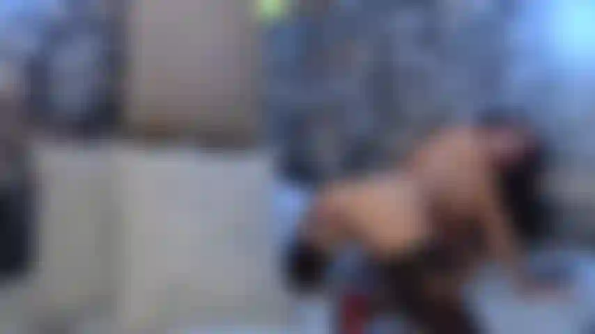 Spiele anal mit einer großen spielzeug-sexmaschine im hündchen.