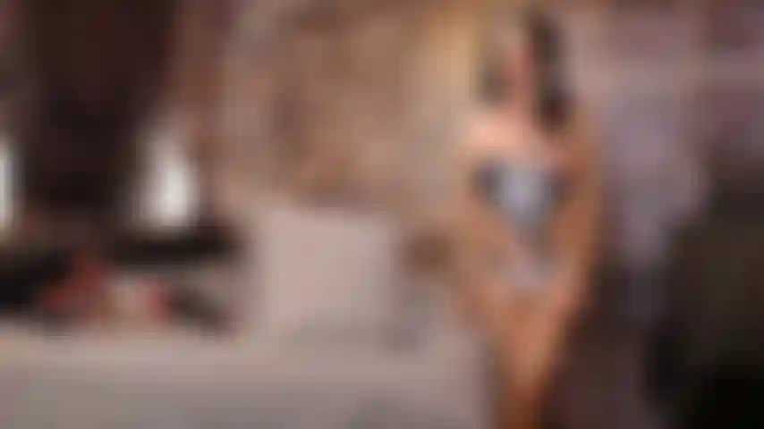 Modelliere meine besten badeanzüge für sie.