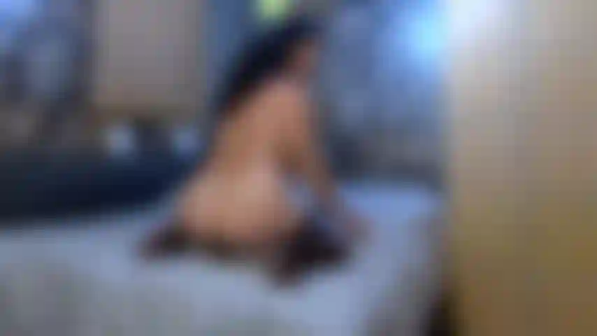 Ein anal-reverse-cowboy, der ein schwarzes spielzeug reitet.