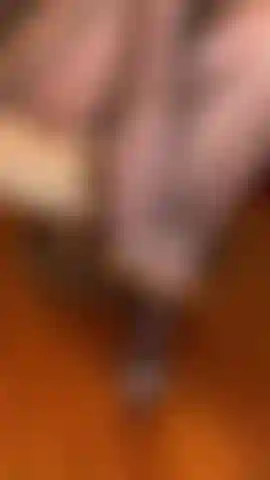 Schwarze durchsichtige strumpfhosenbeine und füße in sexy milfy stilettos. Schau dir meine hübschen füße an, während du dich streichelst.