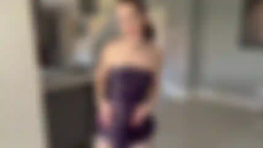 Analhaken & wand = massiver squirt. Ich fange damit an, dir zu erzählen, wie ich dein fickspielzeug sein will, und zeige dir, dass meine strumpfhose einen offenen schritt hat. Dann sieh zu, wie ich ein braves mädchen bin, indem ich den metallenen analhaken in meinen arsch stecke und ihn an meinem halsband befestige. Dann benutze ich den wand an meiner klitoris und habe einen massiven squirt – nicht nur einmal, sondern gleich zweimal!