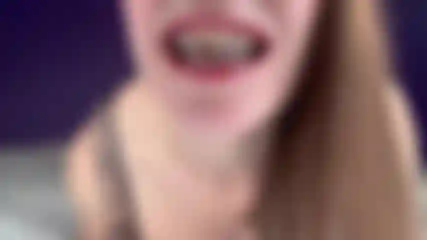 Ich sollte mit meiner zahnspange keinen deepthroat machen – ich sollte wirklich keinen deepthroat mit meiner zahnspange machen, aber ich tue es trotzdem, weil ich weiß, dass es dich zum kommen bringt. Ich fange damit an, meine zahnspange und die gummibänder zu zeigen, die ich die ganze zeit tragen soll. Dann machen wir deepthroat über das bett gebeugt. Jede menge sabber und spucke auf meinem ganzen gesicht. (12 Minuten & 18 sekunden).