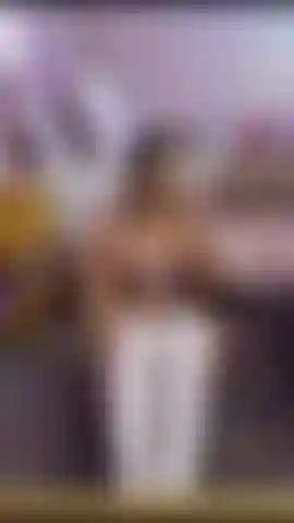 Meine langen finger stecken in meiner sehr nassen muschi.