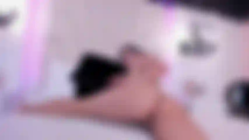 Lass dich von meinem hübschen hintern und meinen sinnlichen bewegungen mitreißen.