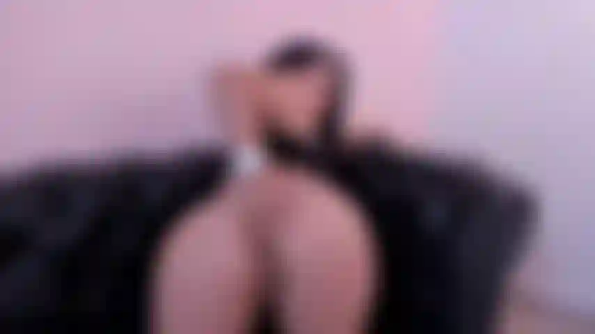 Es macht spaß, mit meinen fingern in meinem großen arsch zu spielen, aber am liebsten wäre es dein großer schwanz!!