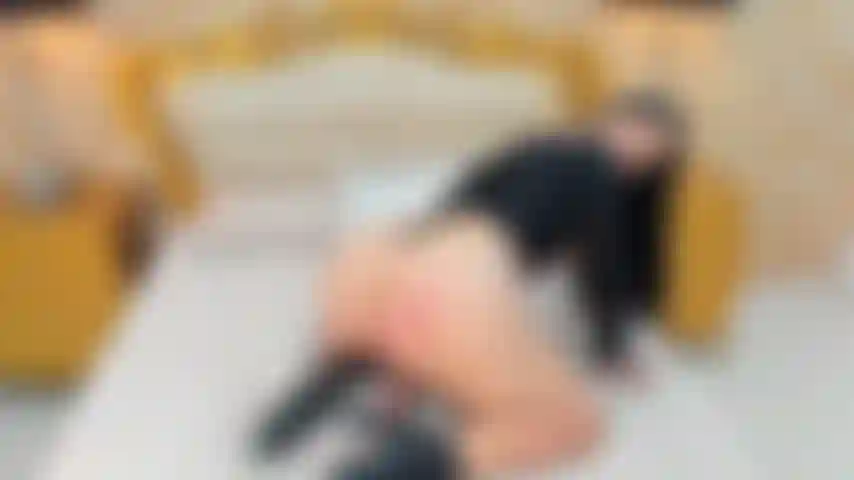 Die mir den hintern versohlt, während sie auf einen schwanz springt.