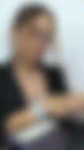 Sie hat die kontrolle über den vibrator verloren und stöhnt nun vor lust.