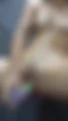 Abby spritzt in die dusche.