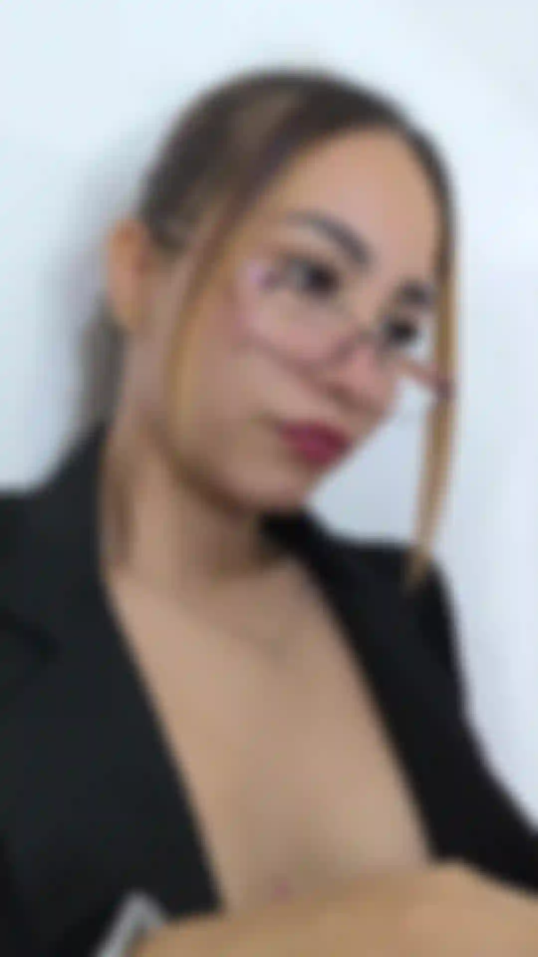 Eine heiße sekretärin und ein vibrierendes spielzeug.