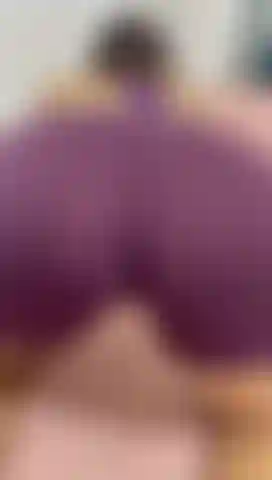 Vor dem gang ins fitnessstudio mit dem hintern wackelt.