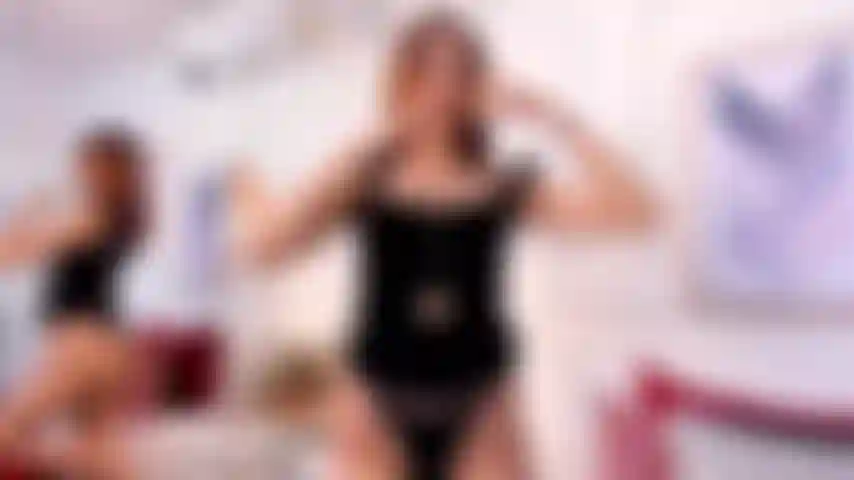 Trage ein schwarzes kleid und high heels (sucht).