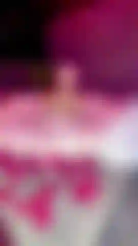 Adila spielt mit ihren riesigen titten in einem whirlpool. Genieße weihnachten mit mir.