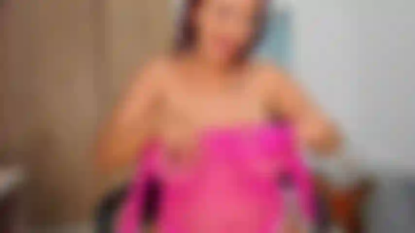 Striptease und ganz nackt und masturbiere mit den fingern.