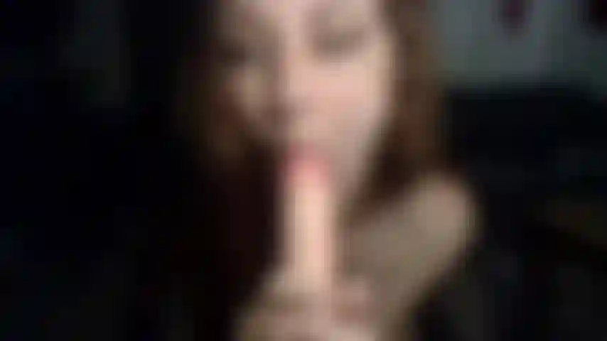 Die schlampig am dildo lutscht.