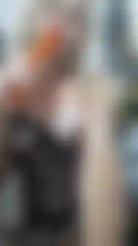 Die ein leckeres spielzeug lutscht.