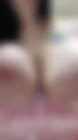 Lecken und saugen an meinen nippeln und wippen mit meinen riesigen ddd-titten!