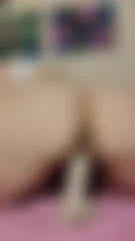 Ich ficke meinen 25-cm-dildo genau im reverse-cowgirl-stil mit meinem riesigen arsch direkt in deinem gesicht! Schau mir zu, wie ich diesen riesigen schwanz ficke, während ich auch meine arschbacken spreize, damit du mein braunes arschloch aus nächster nähe sehen kannst!