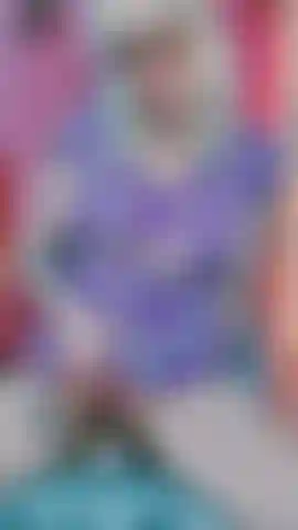 Die meinen dildo in einem süßen kleid fickt.