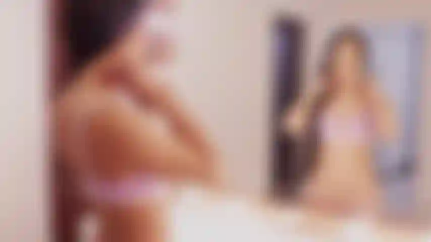 Necke und ziehe dich aus! Genieße meinen körper!