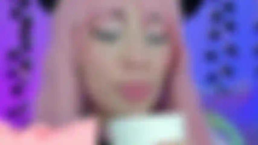 Ich trinke milch und sie explodiert auf meinem gesicht und meinen titten, weil ich eine gute kleine schlampe für dich bin.