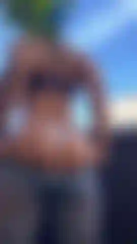 Mir war im fitnessstudio heiß und ich bin rausgegangen, um frische luft zu schnappen. Kommst du mit?