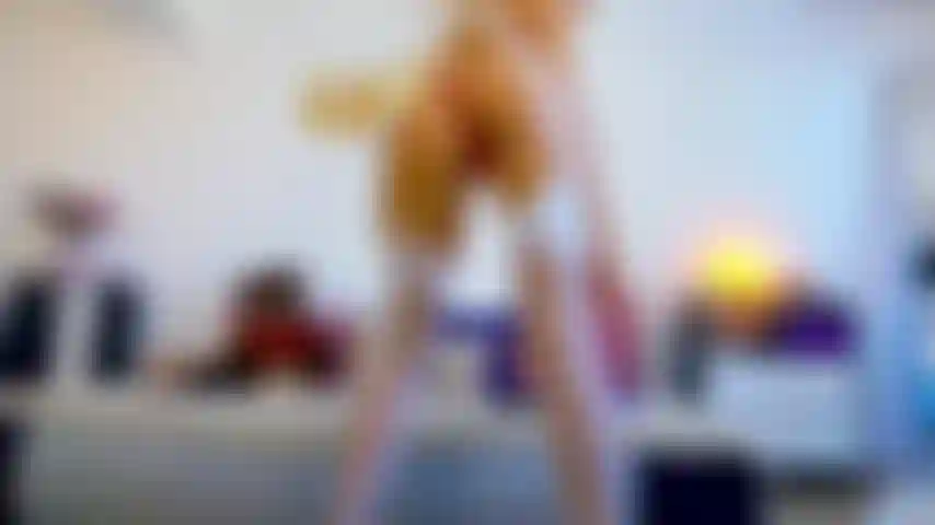 Eine blonde tänzerin.