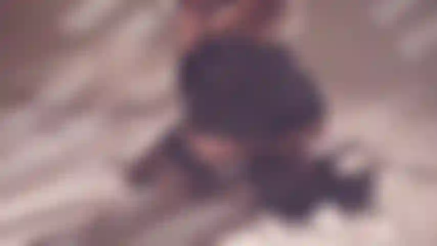 Ich bin das verlangen, das dir durch den kopf geht und dich nach meiner berührung von eis und feuer verlangen lässt.