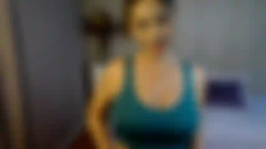 Ermutigung zum wichsen auf mich, verehre meinen körper in rosa glitzernden leggings und einem gym-top.