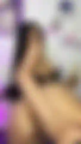 Spiele mit meinem engen arschloch und einem großen dildo.