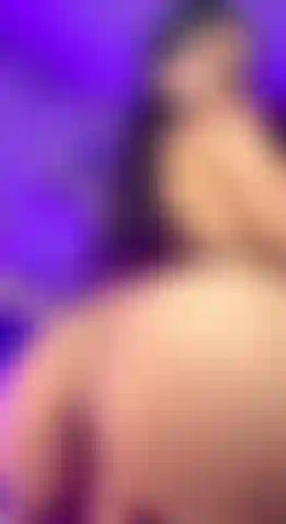 Mein dicker arsch reitet auf einem großen dildo.