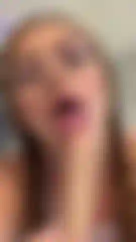 Spüre die nässe meiner lippen auf deinem harten schwanz. Jedes saugen ist eine reise ins wahre paradies. Dieser blowjob wird dir den atem rauben. Du wirst meine muschi ficken wollen, aber deine milch wird in meinem mund explodieren.