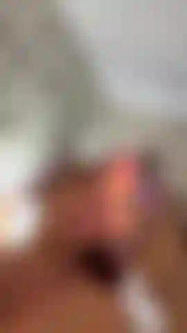 Du brauchst nur sekunden, um meine sexy titten zu berühren und sie richtig heiß zu machen. Dein schwanz wird so hart wie meine brustwarzen.