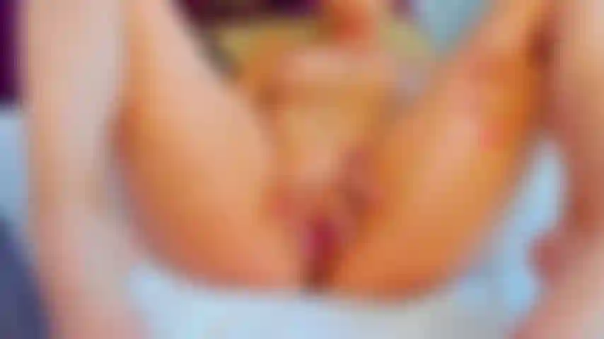 Wenn ich mit meinen fingern verspielt meine muschi öffne, werde ich sehr geil. Komm und genieße diesen wunderschönen anblick. Er wird dir immer im gedächtnis bleiben.