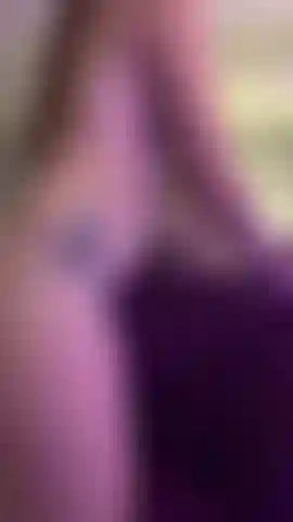 Dieser stuhl ermöglicht es uns, jedes verlangen auszuleben. Ich bin eine spiele mit der intensität und nähe meiner nassen muschi, die so nah bei mir ist. Wir werden viele stellungen erkunden, bis wir gemeinsam den gipfel der ekstatischen lust erreichen.
